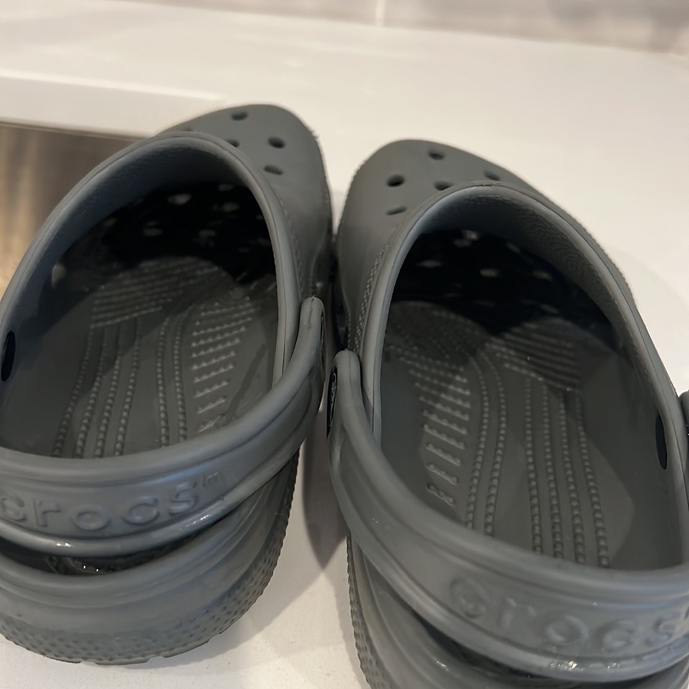 GUC Kids Grey Crocs - Picture 9 of 10